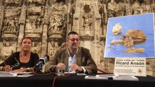 La comissària de l'exposició, Anna M. Constanseu i l'alcalde del municipi, Salvi Güell © ACN