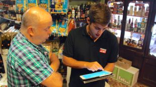 Un comerç de Girona, en el moment de fer-se el web a través de la campanya de la Fundació PuntCAT © ACN