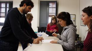 L'alcalde de Verges, Ignasi Sabater, atén els veïns a l'ajuntament del poble © ACN