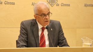 El vicealcalde, Eduard Berloso, presentant la proposta d'ordenança de serveis funeraris © ACN