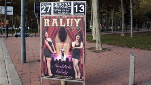 Imatge del cartell on apareixen les dues noies patinadores i que l'Ajuntament de Girona ha demanat retirar © ACN