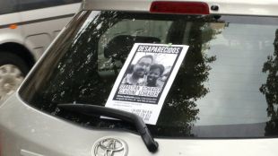 Cartell de la parella desapareguda enganxada al vidre del cotxe que van llogar © ACN