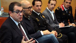 En primer terme, el conseller d'Interior, Jordi Jané, durant la junta de seguretat a Lloret de Mar © ACB