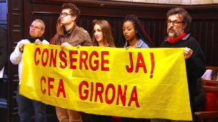 Un moment de la protesta per tenir un conserge més a l'Escola d'Adults de Girona © ACN