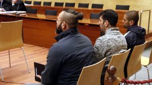Els tres acusats, asseguts a la banqueta © ACN
