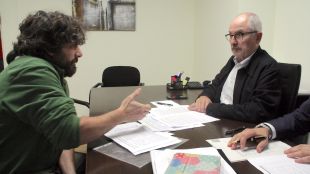 El Síndic de Greuges, Rafael Ribó, reunit amb un representant dels veïns, Martí Carreras © ACN