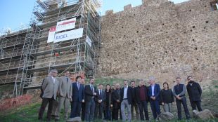 Les autoritats davant el castell de Monstoriu en la part que s'està reconstruint © ACN