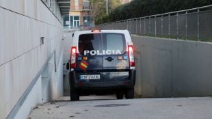 Un vehicle policial amb els detinguts entrant a l'aparcament dels Jutjats de Figueres © ACN