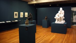 Diverses obres de Miquel Blay exposades en una de les sales del MD'A de Girona © ACN