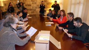El regidors sobiranistes de l'Ajuntament de Girona (CiU, ERC i CUP) reunits avui © ACN