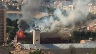 Pla general de l'incendi que ha afectat un magatzem de barques situat al moll de Sant Feliu de Guíxols © ACN