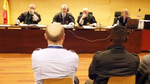 L'acusat (dreta) davant el tribunal de l'Audiència de Girona © ACN