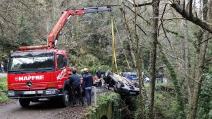 La grua retirant el vehicle accidentat © ACN