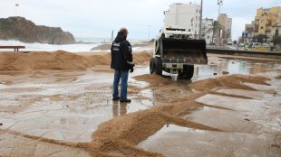 Una màquina treballant aquest dimarts al matí a la platja de Blanes © ACN