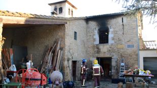 Els bombers revisant la casa afectada © ACN