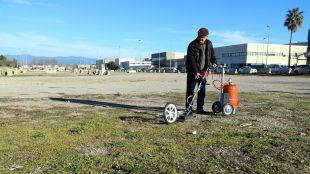 El nou sistema per eliminar les males herbes provat aquest matí © ACN