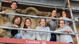 L'equip de restauradors a sobre la bastida amb el Pantocrator darrera © ACN