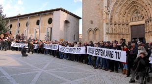 Els concentrats davant la Basílica de Santa Maria amb pancartes de suport al mossèn © ACN