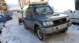 Un vehicle de la brigada municipal de Puigcerdà tirant potassa pels carrers © ACN