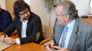 El president de Ports de la Generalitat, Ricard Font, i el president del Club Nàutic Llançà, Joan Almirall