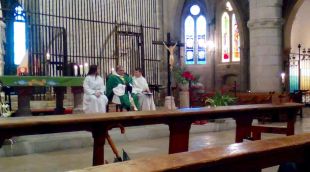 El Mossèn Ferran en el moment del comiat en l'última missa © ACN