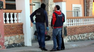 Agents de la Policia Nacional i l'Agència Tributària davant d'un dels domicilis escorcollats