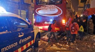 Els nens arribant a l'hotel de Ripoll on passaran la nit
