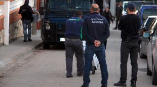 Agents de la policia estatal i del Servei de Vigilància Duanera durant l'escorcoll