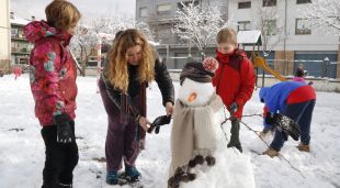 Alumnes del CEIP Pirineu de Campdevànol (Ripollès) fent un ninot de neu