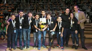 Els guanyadors de la FLL abraçats amb el diploma a la mà
