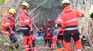 Els equips de rescat poc després de localitzar el cos sense vida