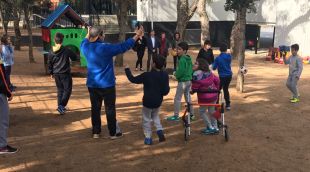 Els nens a l'hora del menjador, participant de les activitats