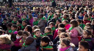 Els nens assistents a l'acte d'ahir al Parc del Migdia