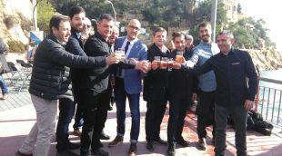 Brindis entre els organitzadors del festival i l'alcalde de Lloret de Mar