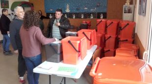 Els veïns d'Esclanyà recollint els cubells