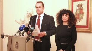 Manuel Toro i Núria Galimany en la roda de premsa de l'1 de febrer