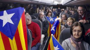 Interior d'un dels autobusos que ha sortit de Girona, aquest matí