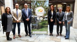 Els organitzadors de Girocamping i els representants de les administracions que donen suport al certamen