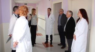 Personal de la Unitat de Subaguts amb l'alcaldessa Marta Felip al centre
