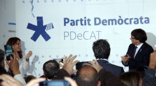 Marta Pascal i Carles Puigdemont descobreixen el nou logotip del PDeCAT