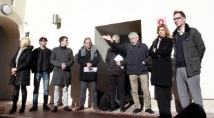 Regidors del govern i de l'oposició amb l'arquitecte, Rafael Vila -al centre- i al costat, l'alcaldessa, Marta Felip