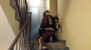 Un Bomber treballant en l'extició de les flames