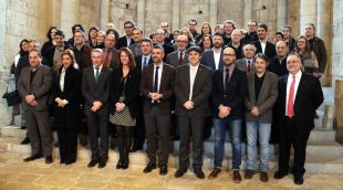 Alcaldes, els directors de museu i el conseller Santi Vila amb el president de la Diputació de Girona, Pere Vila