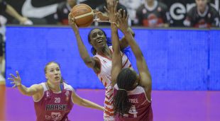 La jugadora de l’Uni Ify Ibekwe intenta penetrar a cistella, ahir a Fontajau