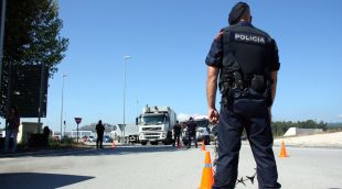 Un agent del Mossos d'Esquadra durant un control preventiu el desembre passat