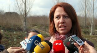 Primer pla de l'alcaldessa de Girona, Marta Madrenas, atenent els mitjans de comunicació