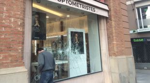 Un dels comerços amb l'aparador trencat