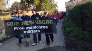 Els manifestants, camí del castell de Sant Miquel