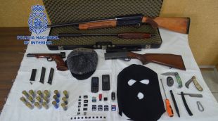 Armes i altres objectes intervinguts al conductor a la Jonquera