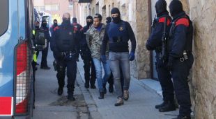 Els Mossos d'Esquadra s'enduen un dels detinguts en la macrooperació